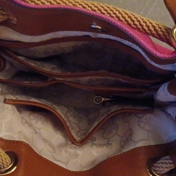 I am selling a pink Michael Kors brown leather straps big pockets for small ones - Picture 5 of 7